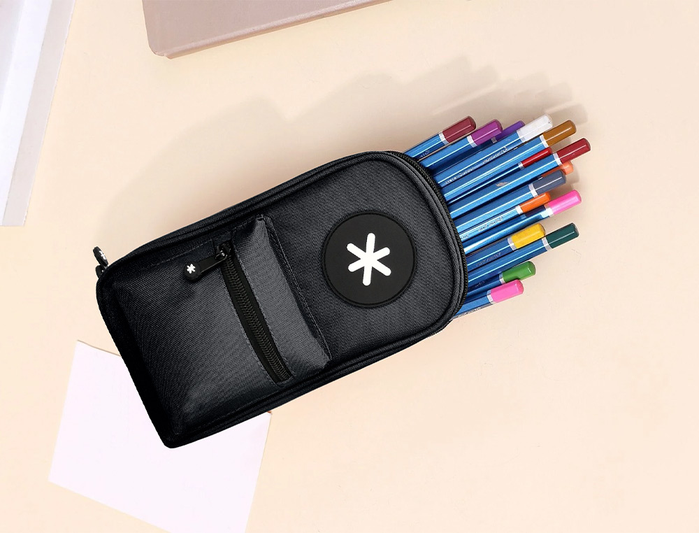 ESTUCHE PORTATODO ANTARTIK FORMA DE MOCHILA CON BOLSILLO Y 4 DEPARTAMENTOS COLOR NEGRO 230X50X120 MM